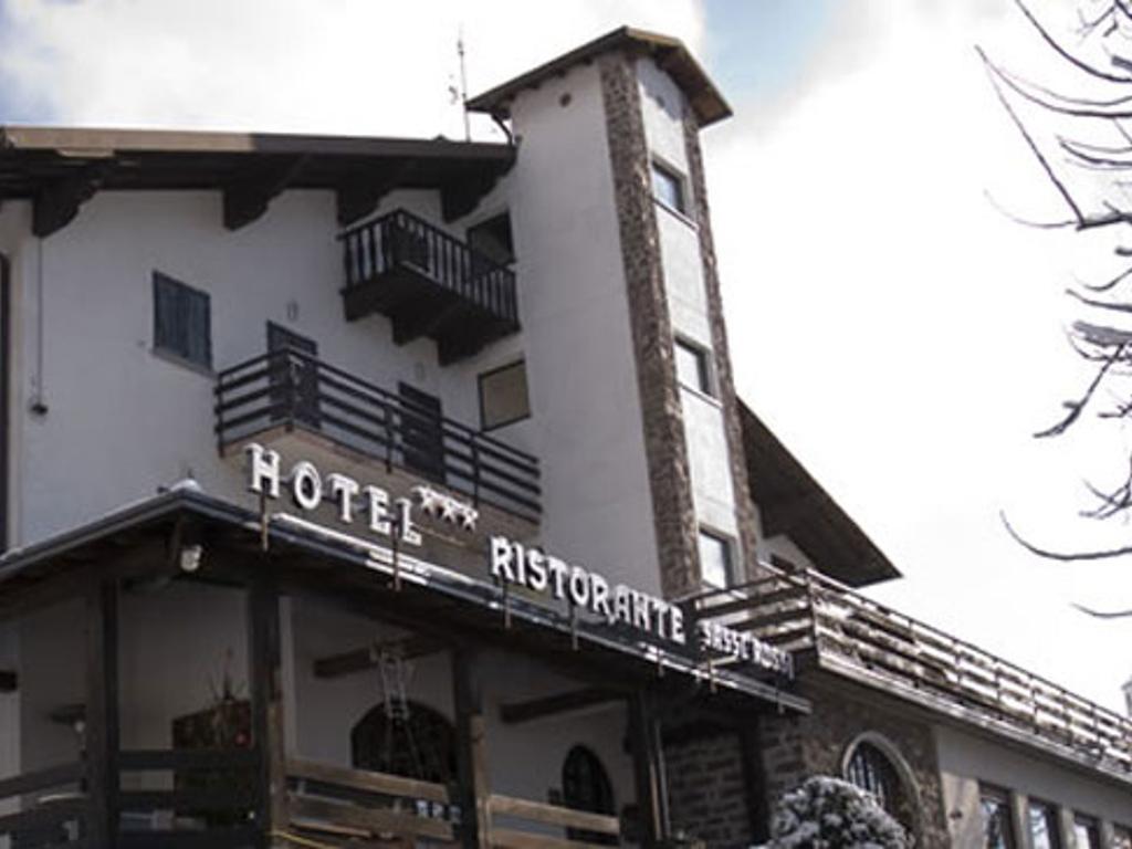 Hotel Ristorante Sassi Rossi Taceno Exterior foto