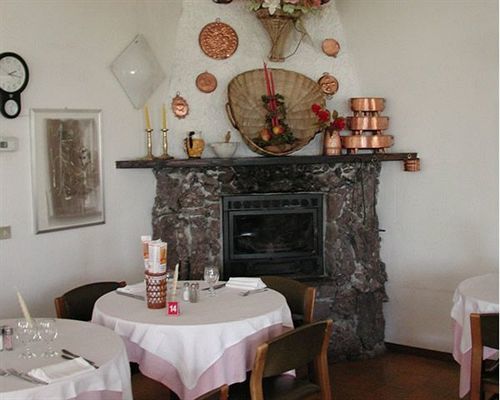 Hotel Ristorante Sassi Rossi Taceno Exterior foto